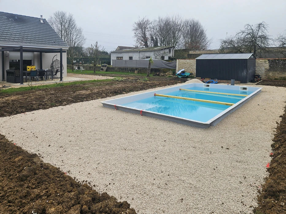 Chantier extérieur d'installation de piscine en cours