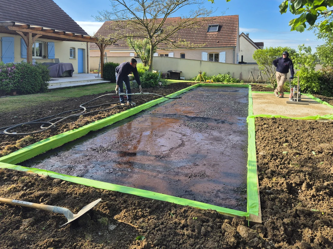 Jardin paysager en terrasses avec murets de pierres naturelles, végétation diversifiée incluant graminées ornementales, vivaces à feuillage argenté, arbustes à fleurs jaunes