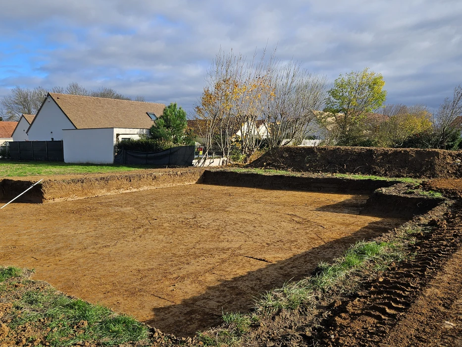 Chantier de construction d'une terrasse en cours dans un jardin résidentiel