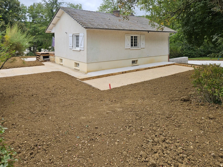 Chantier de construction d'une terrasse en cours dans un jardin résidentiel