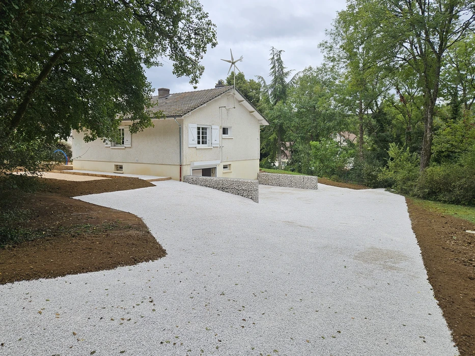 Chantier extérieur de construction de piscine en cours