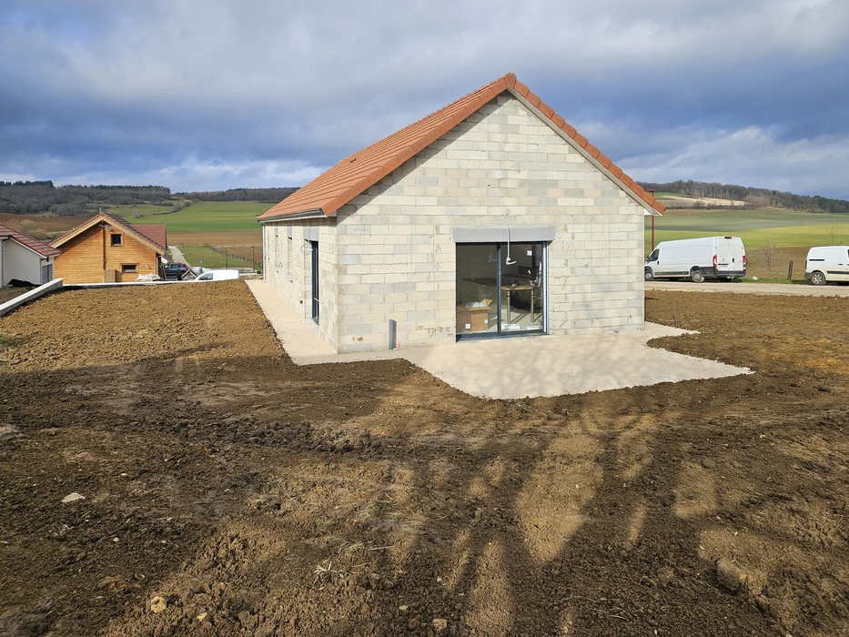 Chantier de construction d'une terrasse en cours dans un jardin résidentiel