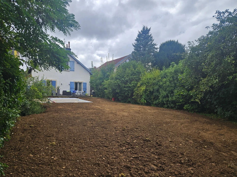 Chantier de construction d'une terrasse en cours dans un jardin résidentiel