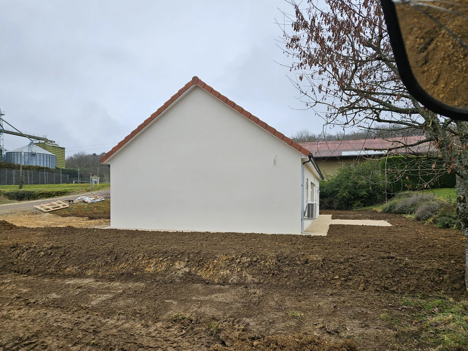 Chantier de construction d'une terrasse en cours dans un jardin résidentiel