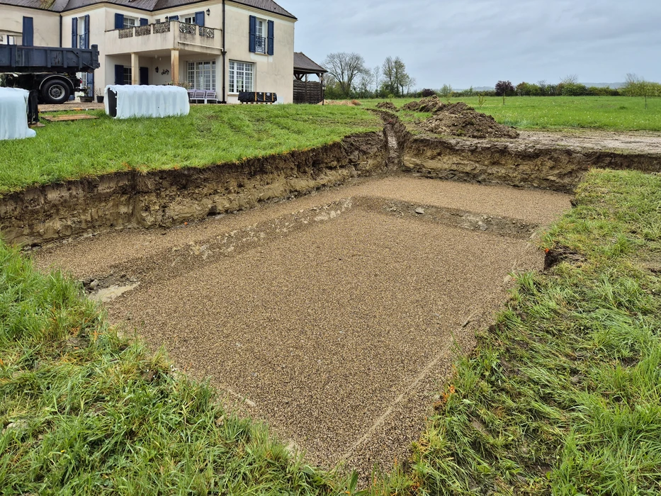 Chantier de construction d'une piscine en cours dans jardin résidentiel