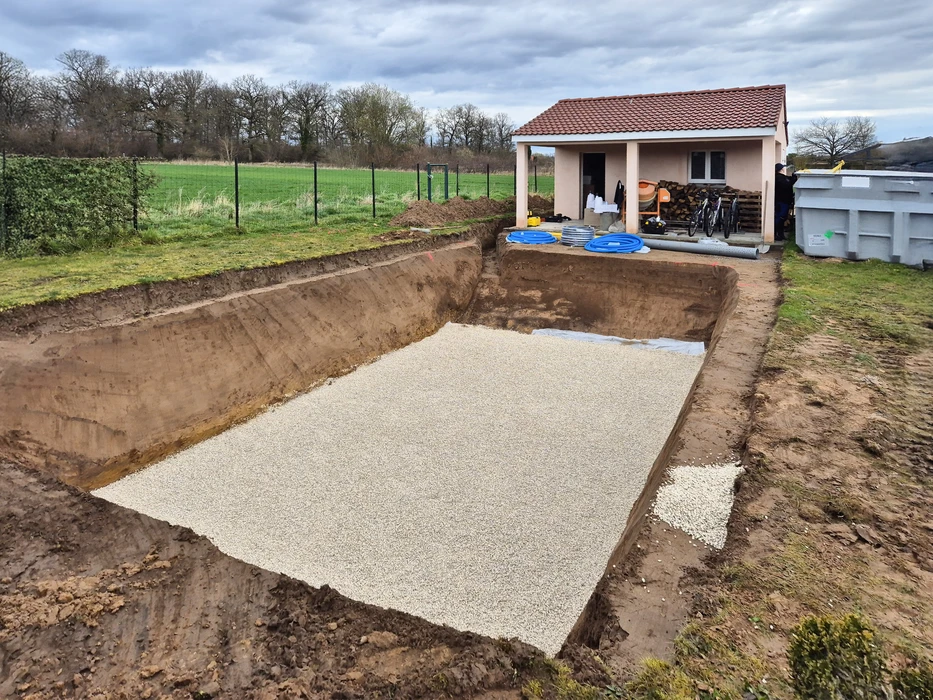 Chantier de construction piscine en cours dans jardin résidentiel