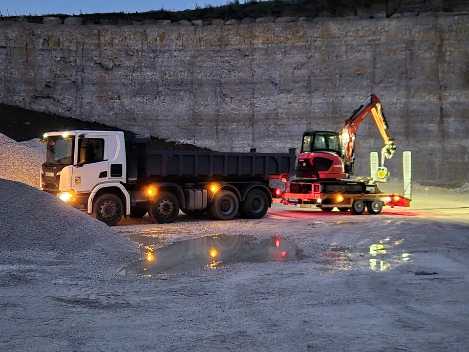 Chantier de terrassement en plein air avec pelleteuse hydraulique orange en op&eacute;ration d'excavation