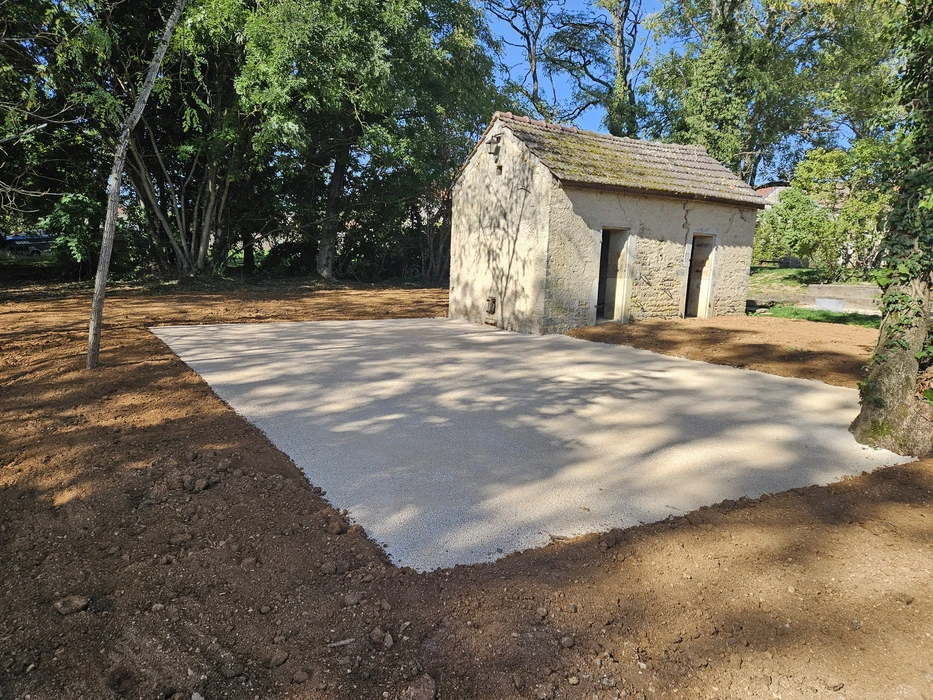 Chantier de construction résidentielle avec terrassement en cours