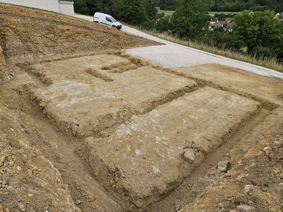 Chantier de construction d'une terrasse en cours dans un jardin résidentiel
