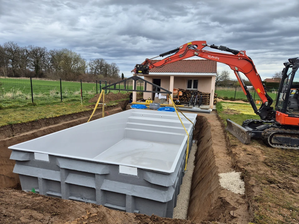 Enfant accroupi observant un bassin d'eau avec cascade artificielle dans un jardin paysager