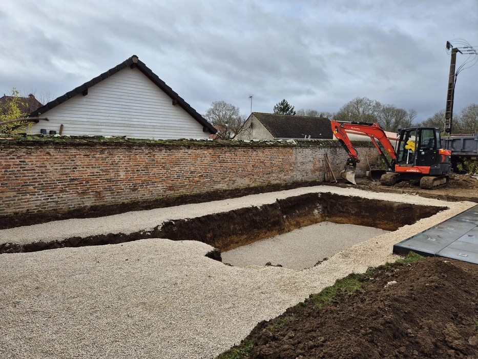 Chantier de construction piscine en cours dans jardin résidentiel