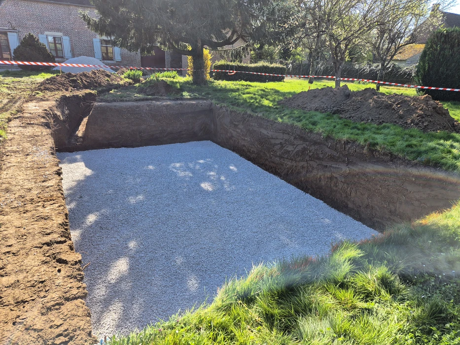 Chantier de construction piscine en cours dans jardin résidentiel