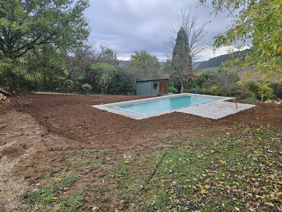 Chantier extérieur d'installation de piscine en cours