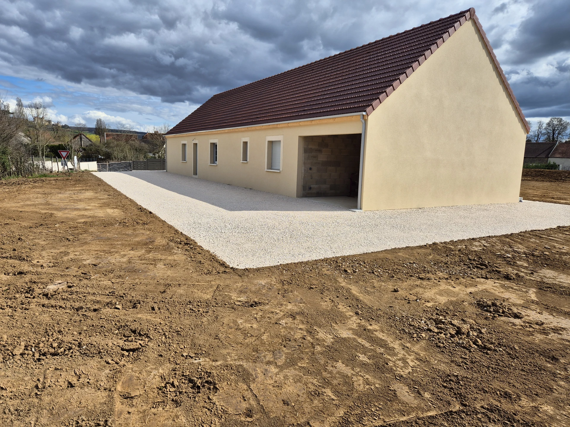 Cour pavée d'un château français historique vue à travers une grille dorée ornementale