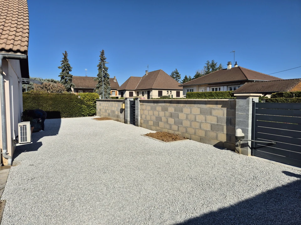 Chantier de terrassement en extérieur avec niveleuse routière en action