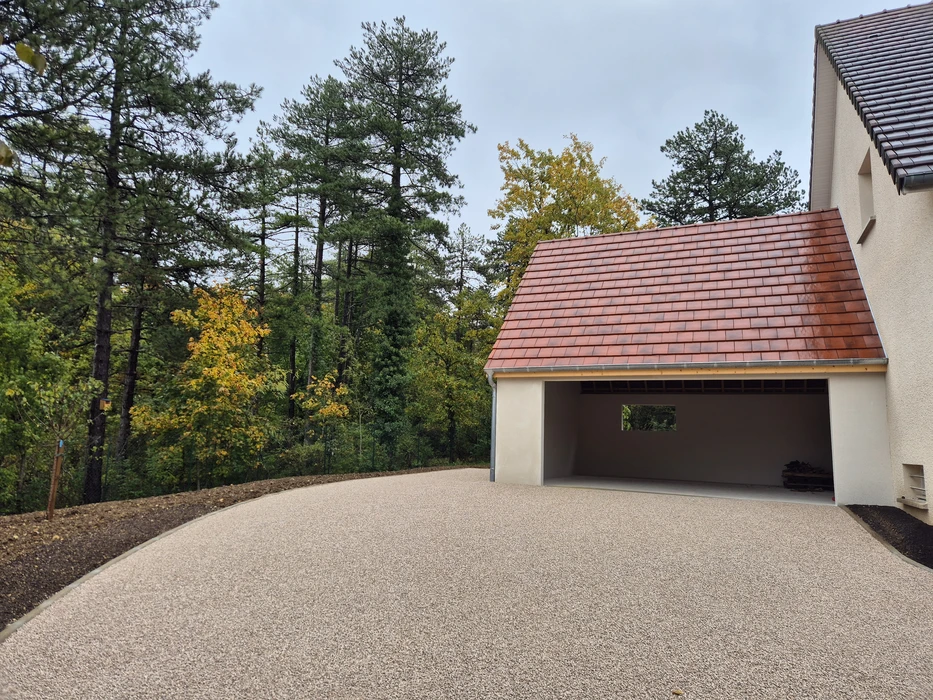 Chantier de construction résidentielle avec terrassement en cours