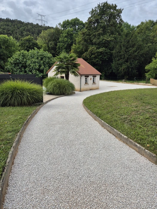 Chantier de construction d'une terrasse en cours dans un jardin résidentiel