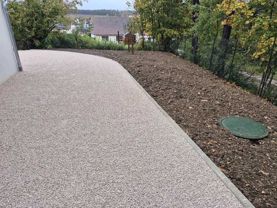 Chantier de construction d'une terrasse en cours dans un jardin résidentiel