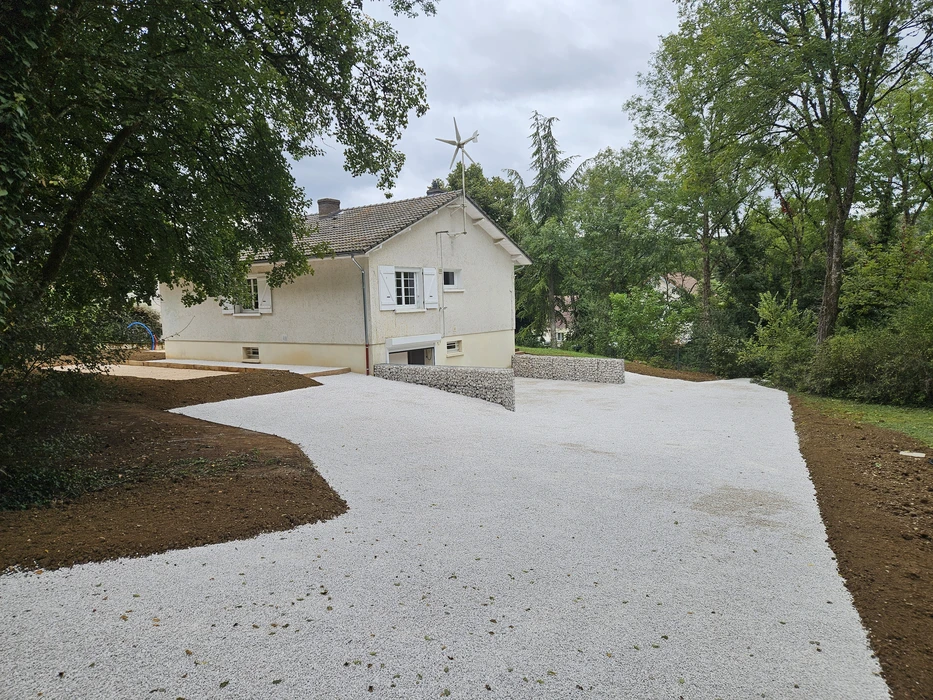 Chantier de construction d'une terrasse en cours dans un jardin résidentiel