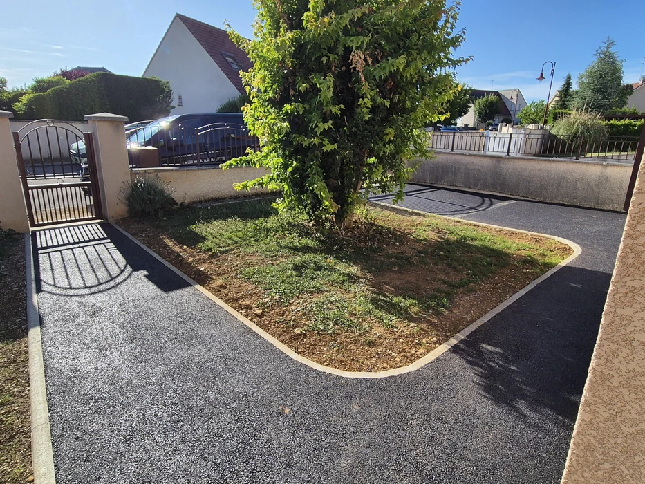 Terrain vague résidentiel avec sol partiellement enherbé et zone gravillonnée