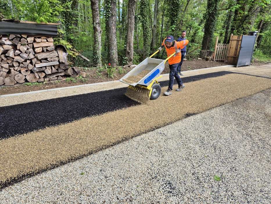 Terrain vague résidentiel avec sol partiellement enherbé et zone gravillonnée