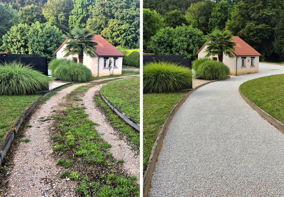 Chantier de terrassement en extérieur avec pelleteuse hydraulique jaune positionnée au bord d'une excavation