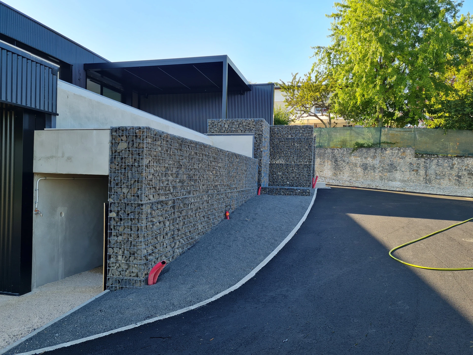 Chantier de construction extérieur avec pelleteuse hydraulique en action
