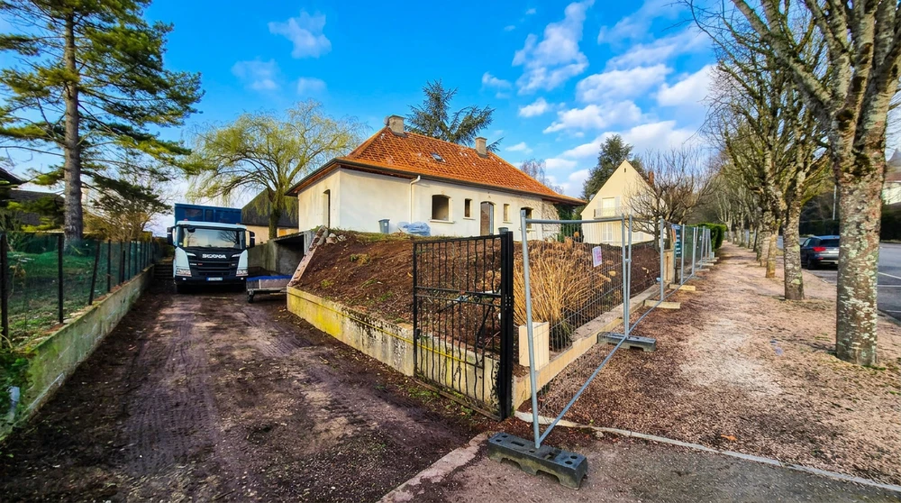 Chantier de construction d'une terrasse en cours dans un jardin résidentiel